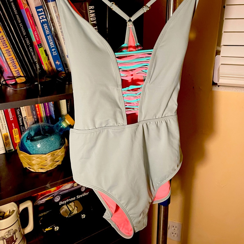 ❤️Women’s One Piece bathing suit size Medium ( 7-9 )